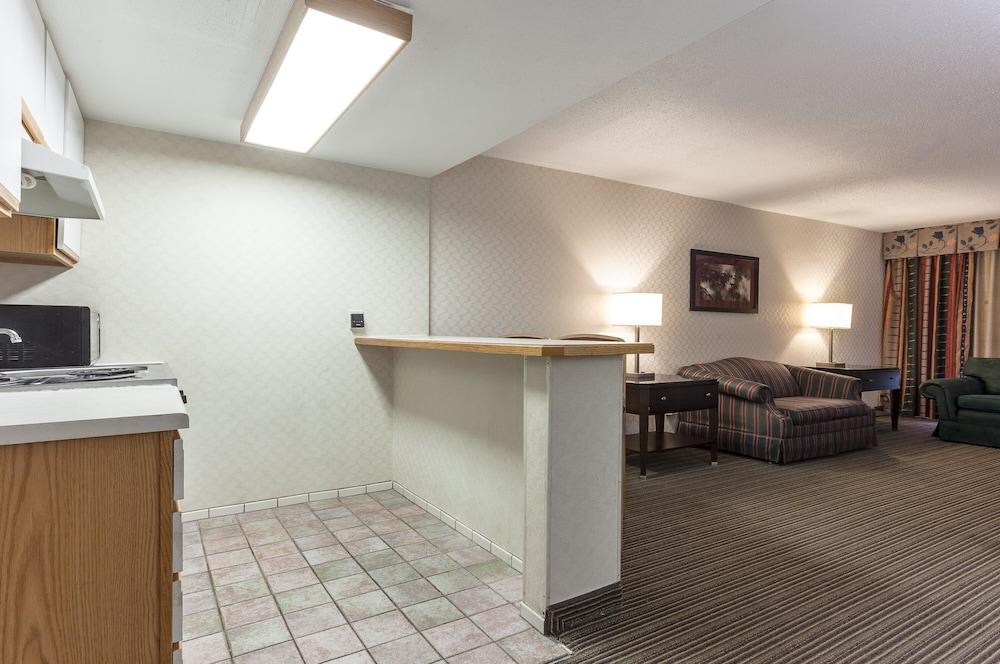 Red Roof Inn & Suites Dekalb Eksteriør billede