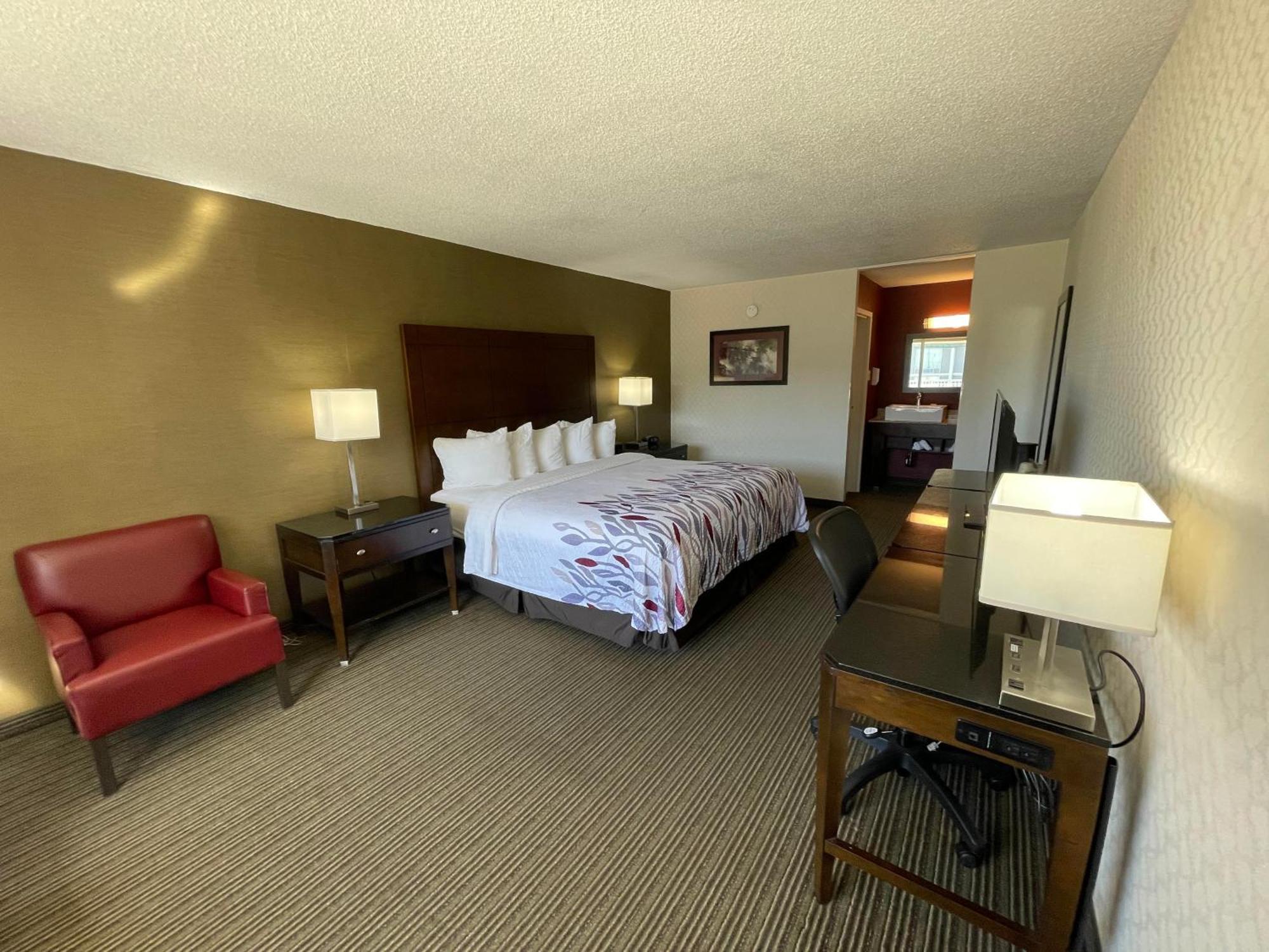 Red Roof Inn & Suites Dekalb Eksteriør billede